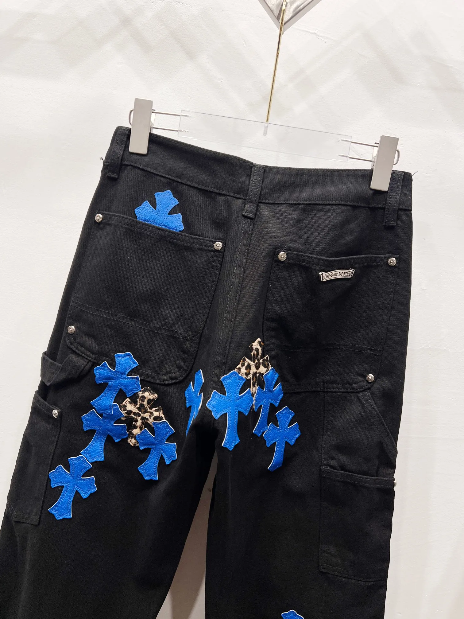 P290 Style No.: (r031) chrome hearts Top Cow King F&F Limited to friends and family 1of1 Carhartt base version Jeans Three-dimensional version Loose and comfortable, not picky about body shape Look taller and slimmer Factory Seiko Original factory quality control Same style for men and women Can be matched with couples Versatile recommendation Must-have jeans for all seasons Hipsters have been disappointed From the quality selection of fabrics, the tailoring of details, and the matching of patterns are impeccable! The upper body is so handsome when worn...it can be easily worn by men, women and children! The craftsmanship is made of heavy-duty washed pure cotton denim fabric. After washing, it is soft and thick and looks very stylish when worn. Size: 28, 30, 32, 34, 36 (S-XXL) Color: black